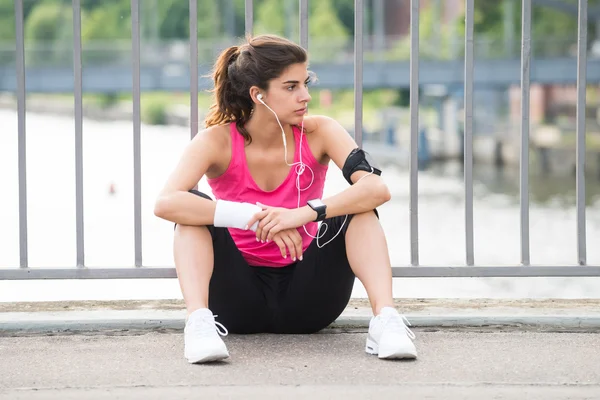 Zamýšlené Fitness žena poslechu hudby — Stock fotografie