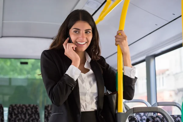 Feliz mujer de negocios hablando en Smartphone — Foto de Stock