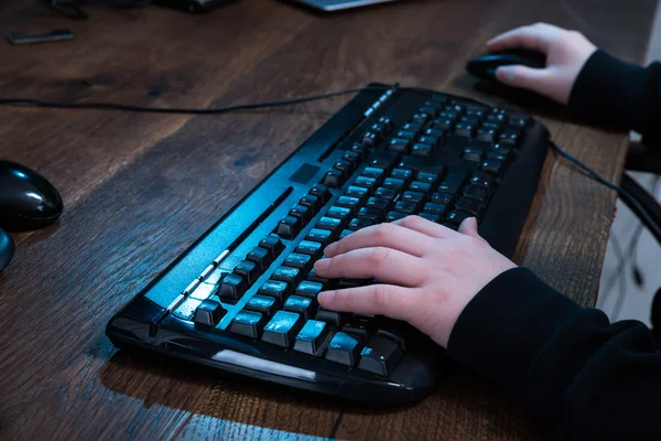 Niño usando el teclado en el escritorio — Foto de Stock