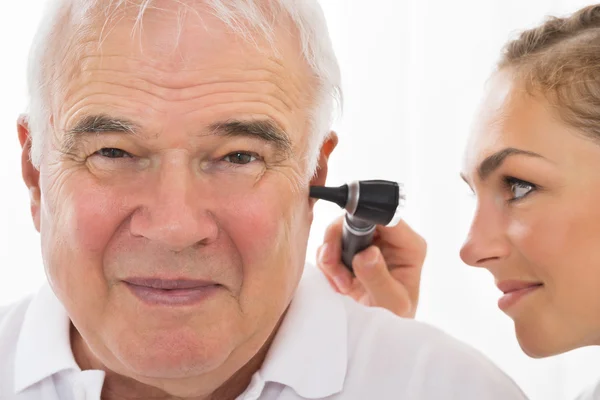 Erkek Doktor hastanın kulak incelenmesi — Stok fotoğraf