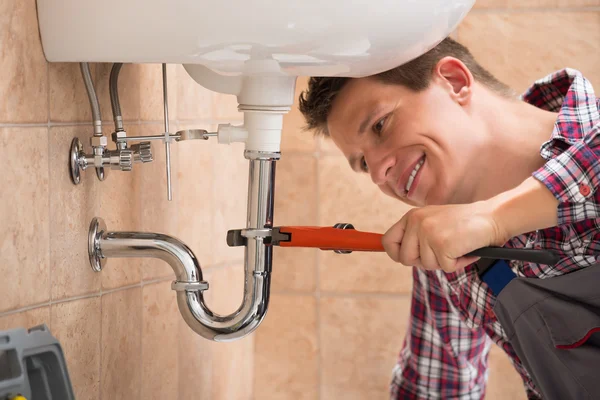 Plumber Fixing Sink Pipe With Adjustable Wrench — Stock Photo, Image