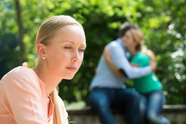 Närbild av deprimerad ung kvinna — Stockfoto