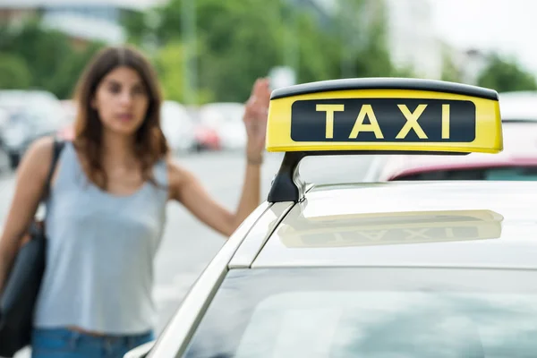 Vrouw eist Taxi op straat — Stockfoto