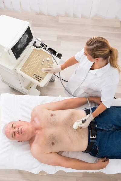 Arts met behulp van echografie op buik van Senior mannelijke patiënt — Stockfoto