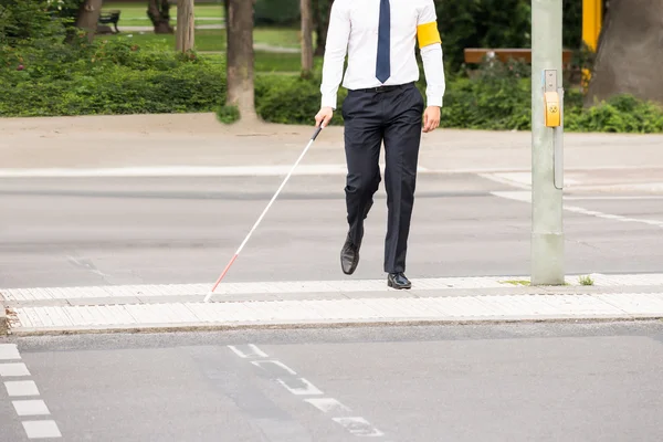 Pessoa cega andando na rua — Fotografia de Stock