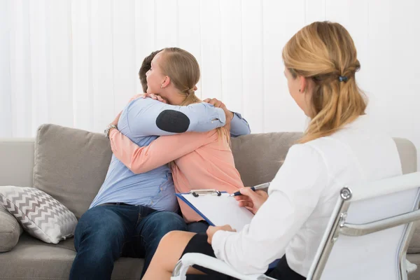 Paar omarmen voor psycholoog — Stockfoto