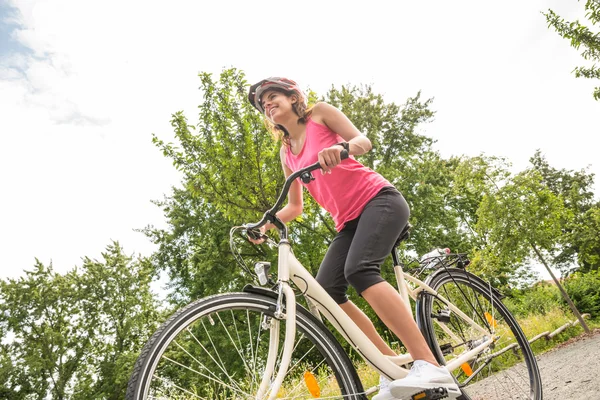 Joyeuse cycliste femme vélo d'équitation — Photo