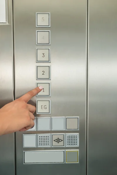 Hand op eerste verdieping knop In de lift — Stockfoto