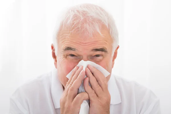 Uomo infettato dal freddo che gli soffia il naso — Foto Stock