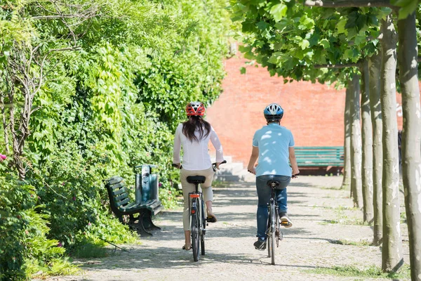 Pary jazda konna na rowery w parku — Zdjęcie stockowe