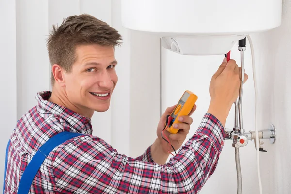 Mannelijke loodgieter behandeling van elektrische Boiler — Stockfoto