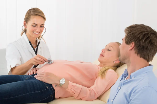 Arzt untersucht Schwangere mit Stethoskop — Stockfoto