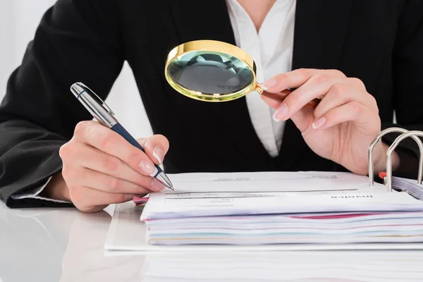 Accountant inspectie van financiële documenten — Stockfoto