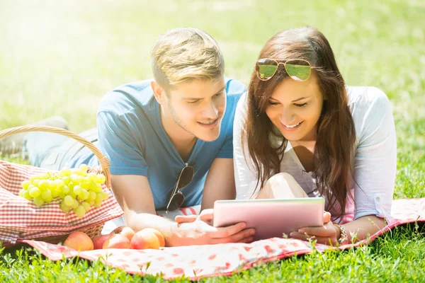 Couple heureux en utilisant une tablette numérique — Photo