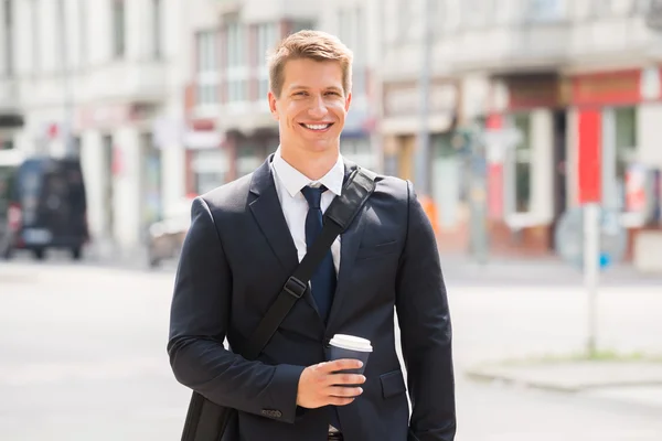 Jonge zakenman lopen op straat — Stockfoto