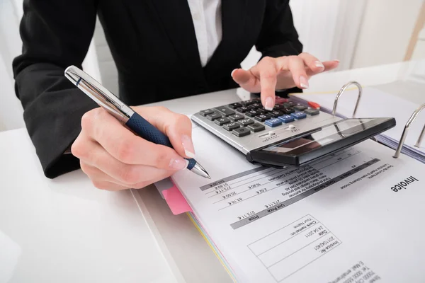 Empresária Mão Calculando Relatório de Negócios — Fotografia de Stock