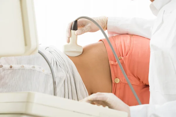 Mujer obteniendo ultrasonido de doctor — Foto de Stock