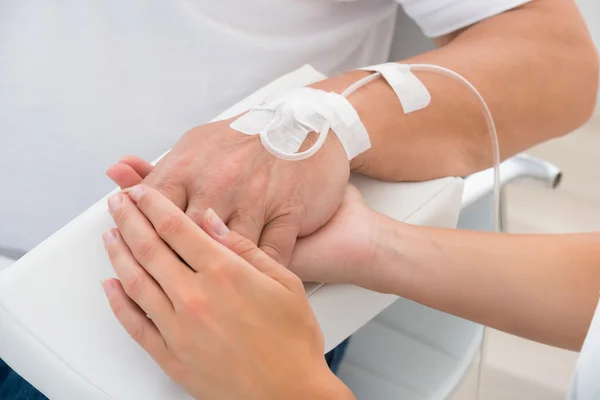 Läkare som håller patientens hand — Stockfoto