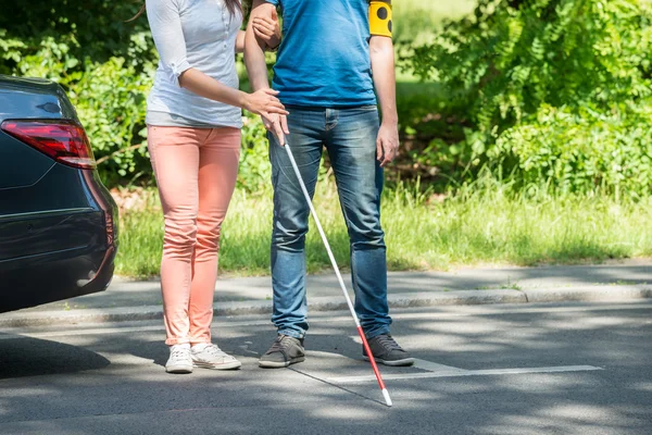 Жінка допомагає сліпому на вулиці — стокове фото