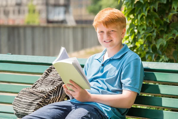 Libro de lectura de colegial — Foto de Stock