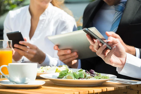 Close-up van ondernemers met behulp van digitale Tablet en mobiele telefoon — Stockfoto