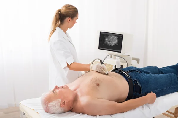 Médico usando ultra-som varredura no abdômen do paciente masculino — Fotografia de Stock