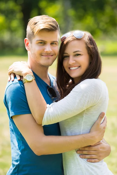 Elkaar knuffelen — Stockfoto