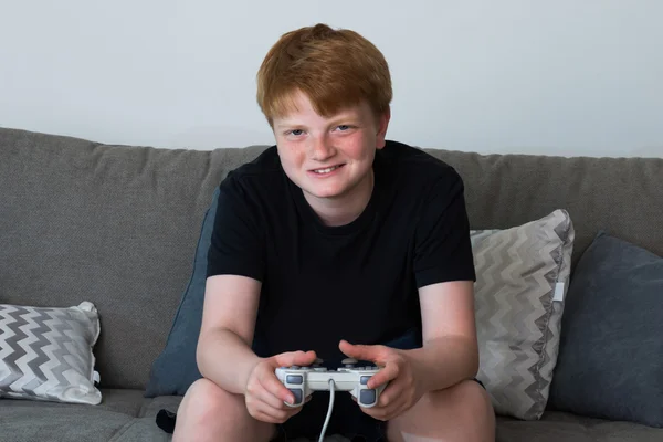 Retrato de menino feliz jogando videogames — Fotografia de Stock