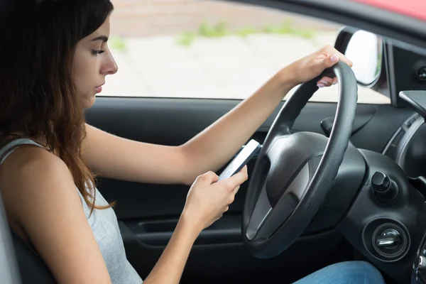 Seitenansicht einer Frau mit Handy — Stockfoto