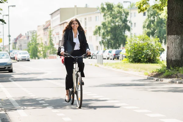 Donna d'affari in bicicletta — Foto Stock