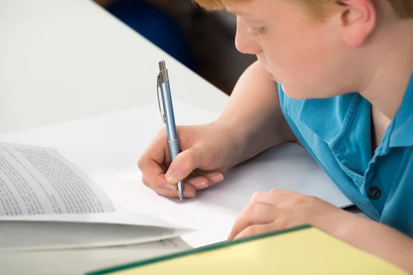 Jongen doet zijn huiswerk — Stockfoto