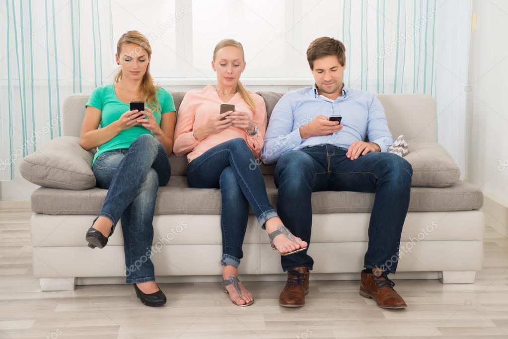 Grupo De Pessoas Usando Celular Fotografias De Stock C Andreypopov 120484902