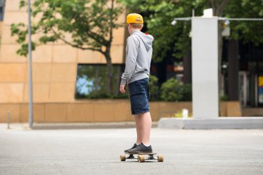 Kaykay süren çocuk.