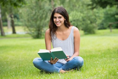 gülümseyen kadın kitap okumak