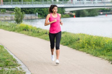 atletik genç kadın koşu