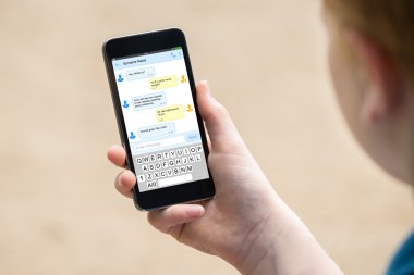 Çocuğun el cep telefonu tutarak
