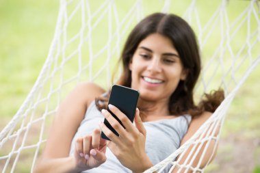 cep telefonu görünümlü kadın