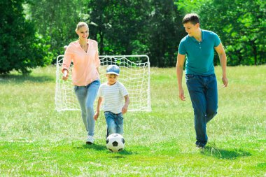 Futbol topuyla oynayan aile