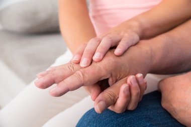 Kızı babasının elini tutarak