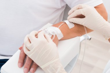 IV damla hastanın elinde eklenen