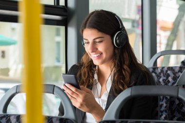 İş kadını ile cep telefonu müzik dinlemek