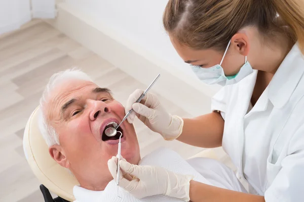 Человек, проходящий стоматологическое лечение — стоковое фото