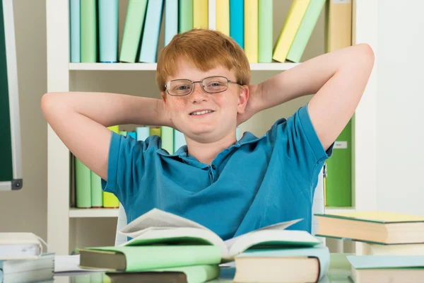 Retrato de un niño feliz y relajado — Foto de Stock