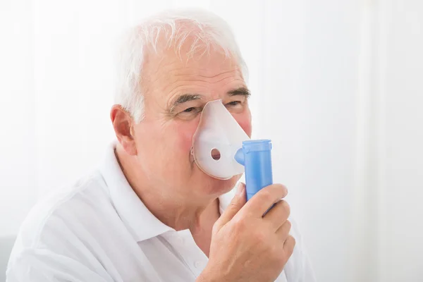 Homem inalando através da máscara de oxigênio — Fotografia de Stock