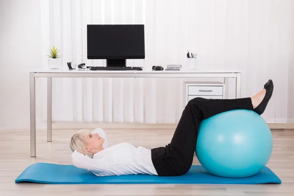 Businesswoman Exercising With Fitness Ball — Stock Photo, Image