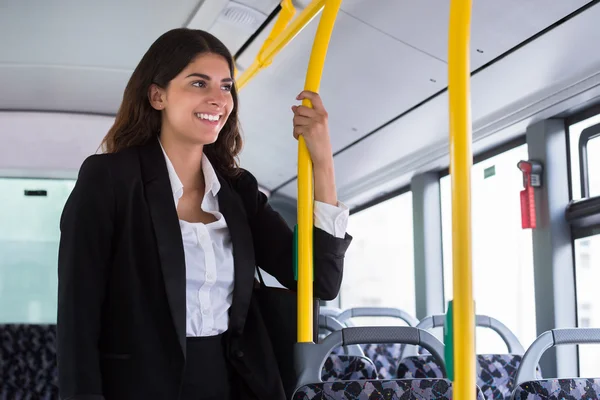 Kobieta interesu podróży środkami transportu publicznego — Zdjęcie stockowe