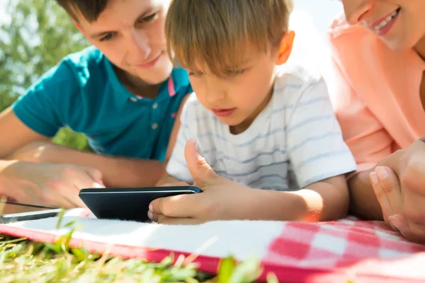 Genitori con il loro figlio utilizzando Smartphone — Foto Stock