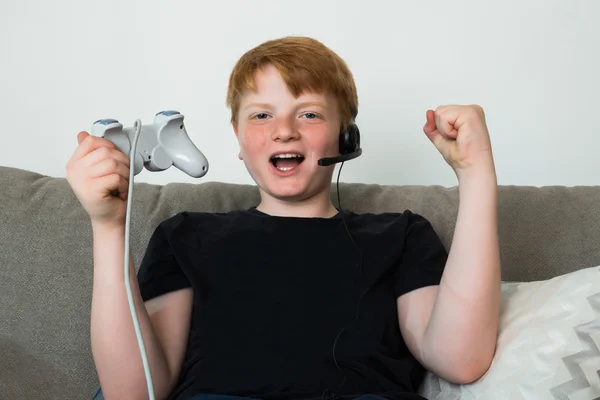 Niño feliz jugando videojuegos — Foto de Stock