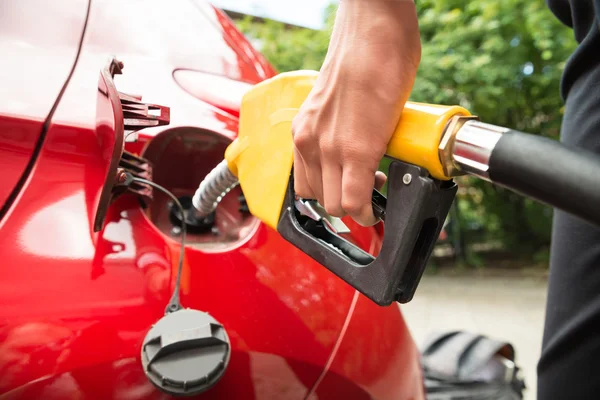 Empresaria mano reabastecimiento de combustible tanque de coche — Foto de Stock