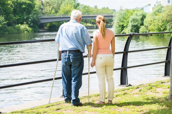 Frau mit ihrem behinderten Vater — Stockfoto